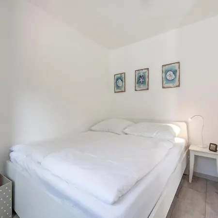 At Garnekuul Park With Garden